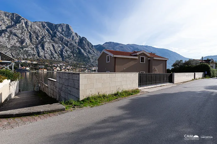 Eine luxuriöse dreistöckige Villa in erster Meereslinie in Kotor